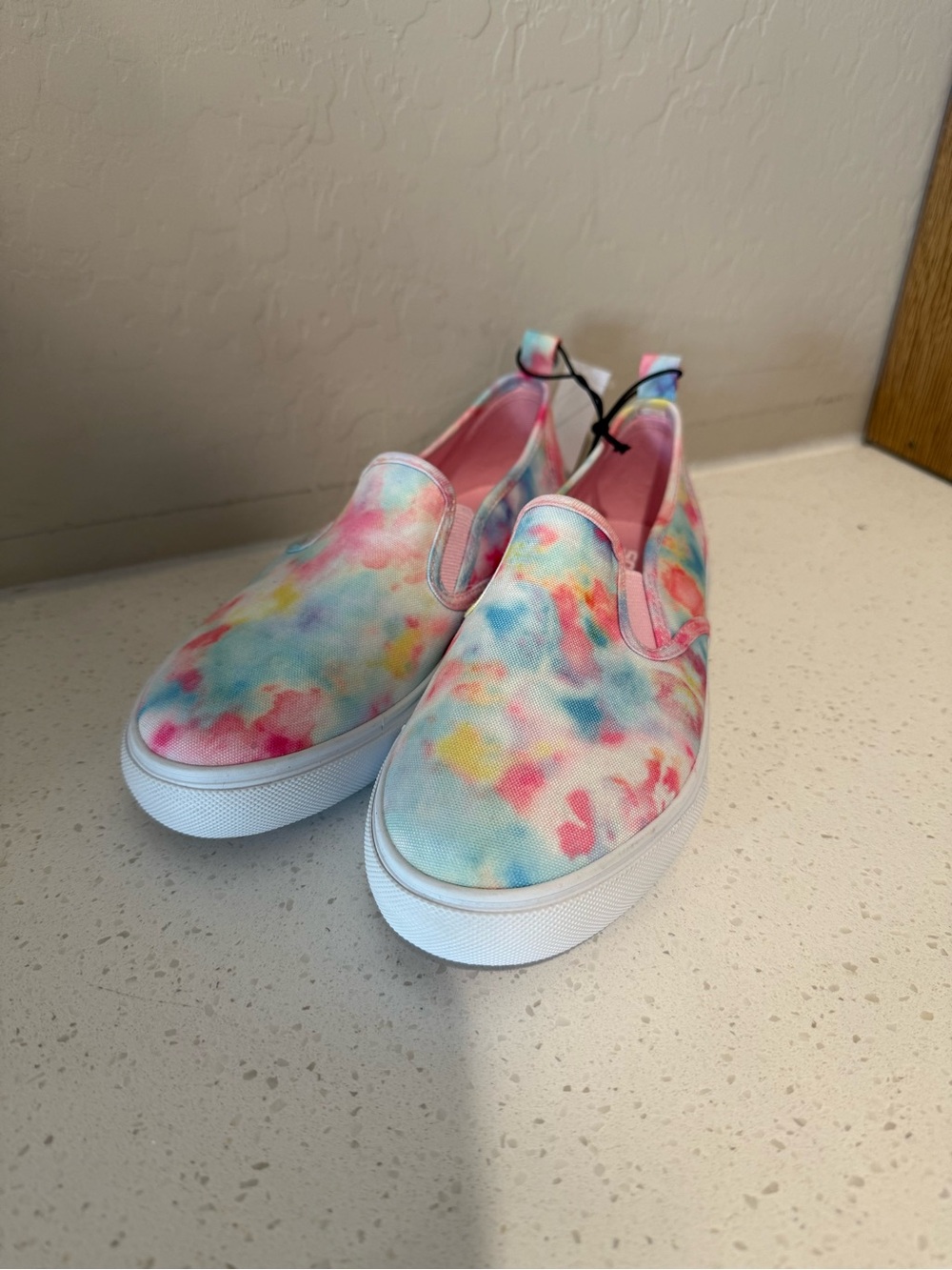 Soda Girls Tie Dye Slip On Sneakers Size 4 NWT Pastel Rainbow